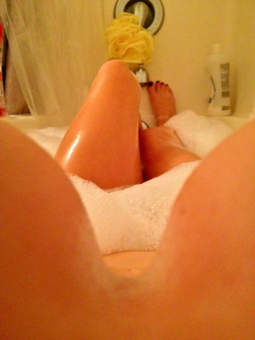 Девушка в ванне ласкает свою киску