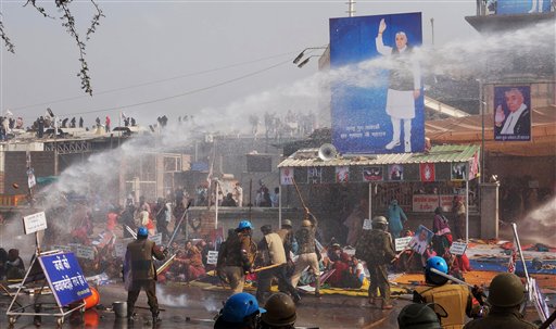 Foto: La policía india emplea garrotes y un cañón de agua para dispersar a seguidores de el polémico gurú indio Sant Rampal, durante una redada de la policía para localizarle en el estado de Haryana / AP