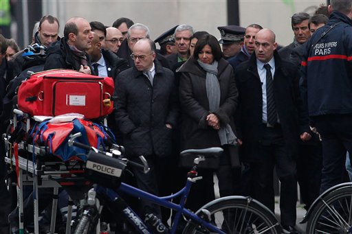 Foto: El ministro del Inrterior francés, Bernard Cazeneuve, centro izquierda, y la alcaldesa de París, Anne Hidalgo, centro derecha, arriban a las oficinas del semanario satírico Charlie Hebdo en París / AP