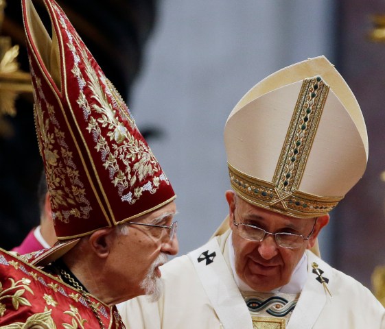 El patriarca católico armenio Nerses Bedros XIX Tarmouni, izquierda, saluda al papa Francisco al cabo de una misa de rito armenio al conmemorarse el centenario del genocidio armenio, en la Basílica de San Pedro, Vaticano, domingo 12 de abril de 2015. (AP Foto)