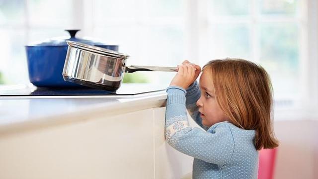 niña en cocina