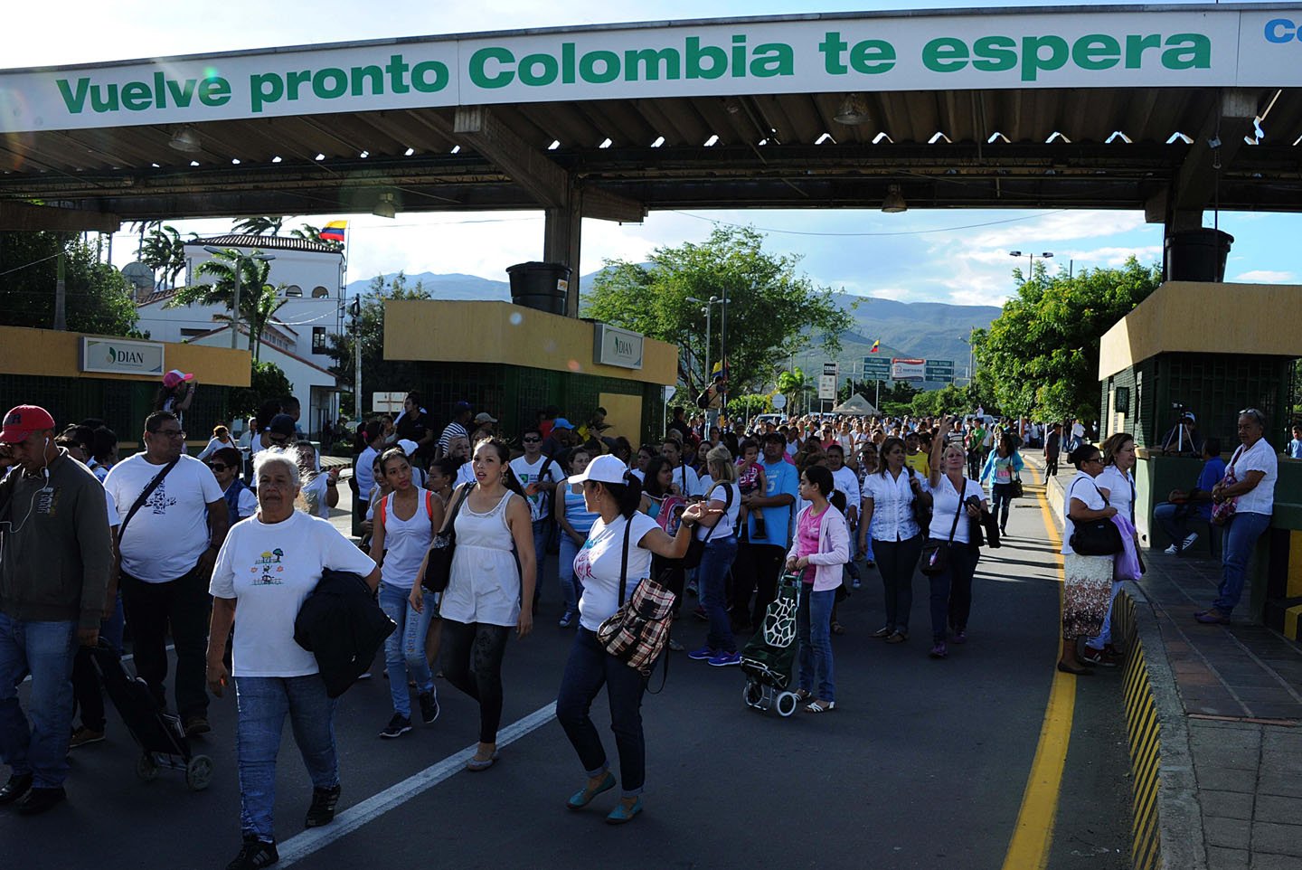 NOTICIA DE VENEZUELA  - Página 48 Venezolanos-frontera-hambre-12