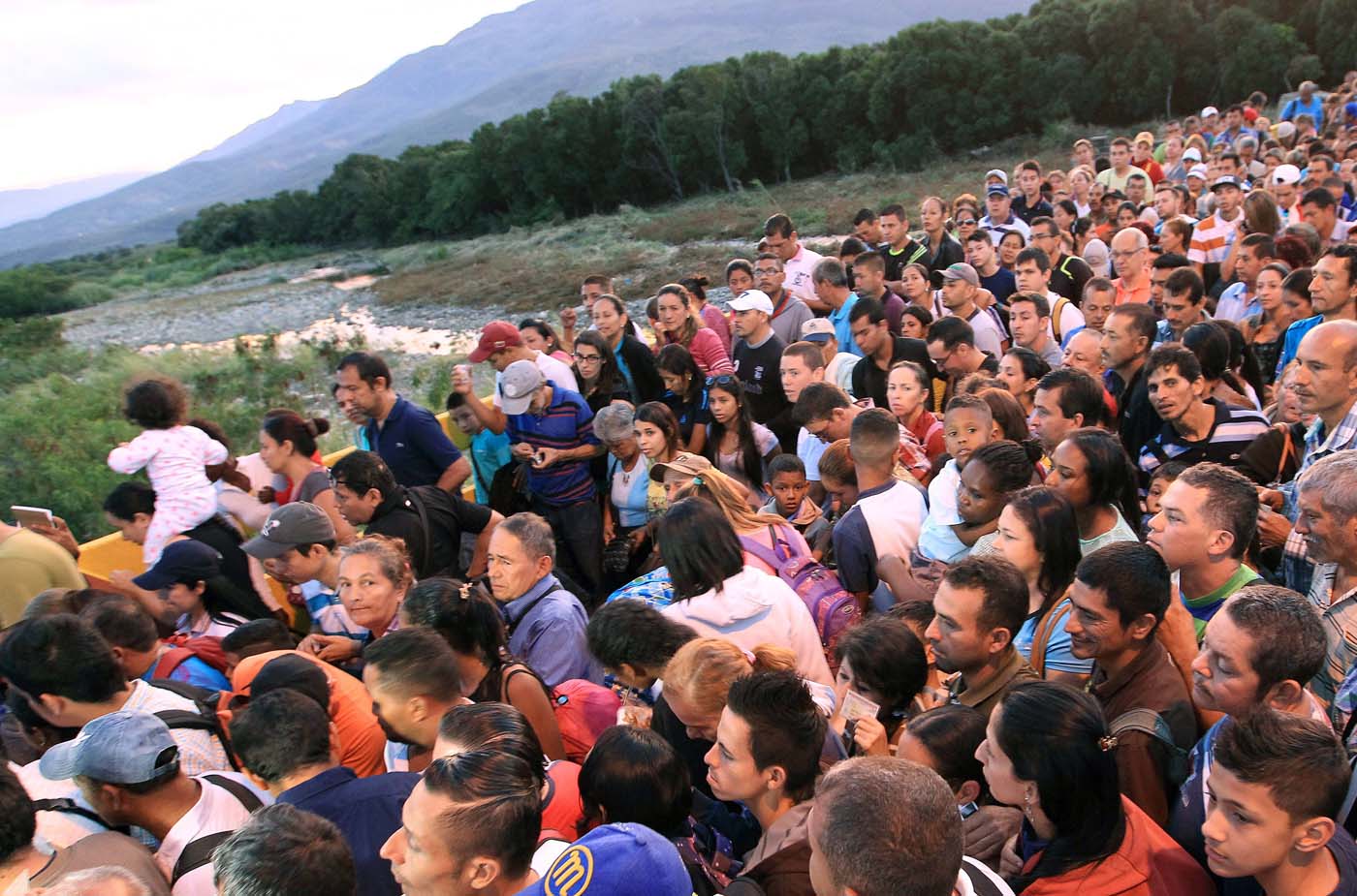 GRA064 CÚCUTA (COLOMBIA), 13/08/2016.- La frontera de Colombia y Venezuela, que permanecía cerrada desde hace casi un año, fue reabierta hoy al paso peatonal y miles de venezolanos pasaron a la ciudad de Cúcuta para comprar alimentos y medicinas. Horas antes de la apertura, que se produjo a las 05.00 hora colombiana (10.00 GMT) tal y como estaba previsto, miles de personas se reunieron en el lado venezolano del Puente Internacional Simón Bolívar, que une la localidad colombiana de Cúcuta y la venezolana de San Antonio del Táchira. EFE/MAURICIO DUEÑAS CASTAÑEDA