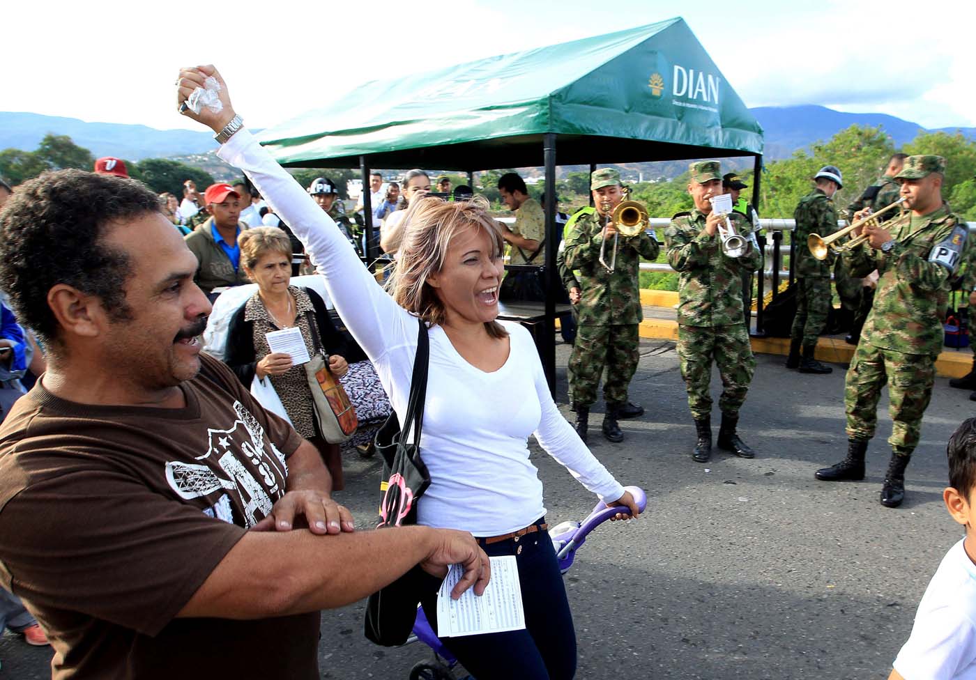 GRA101. CÚCUTA (COLOMBIA), 13/08/2016.- Ciudadanos procedentes de Venezuela entran a Colombia por el puente Simón Bolívar hoy, sábado 13 de Agosto de 2016 en Cúcuta (Colombia). La frontera de Colombia y Venezuela, que permanecía cerrada desde hace casi un año, fue reabierta hoy al paso peatonal y miles de venezolanos pasaron a la ciudad de Cúcuta para comprar alimentos y medicinas. Horas antes de la apertura, que se produjo a las 05.00 hora colombiana (10.00 GMT) tal y como estaba previsto, miles de personas se reunieron en el lado venezolano del Puente Internacional Simón Bolívar, que une la localidad colombiana de Cúcuta y la venezolana de San Antonio, según pudo constatar Efe. EFE/MAURICIO DUEÑAS CASTAÑEDA