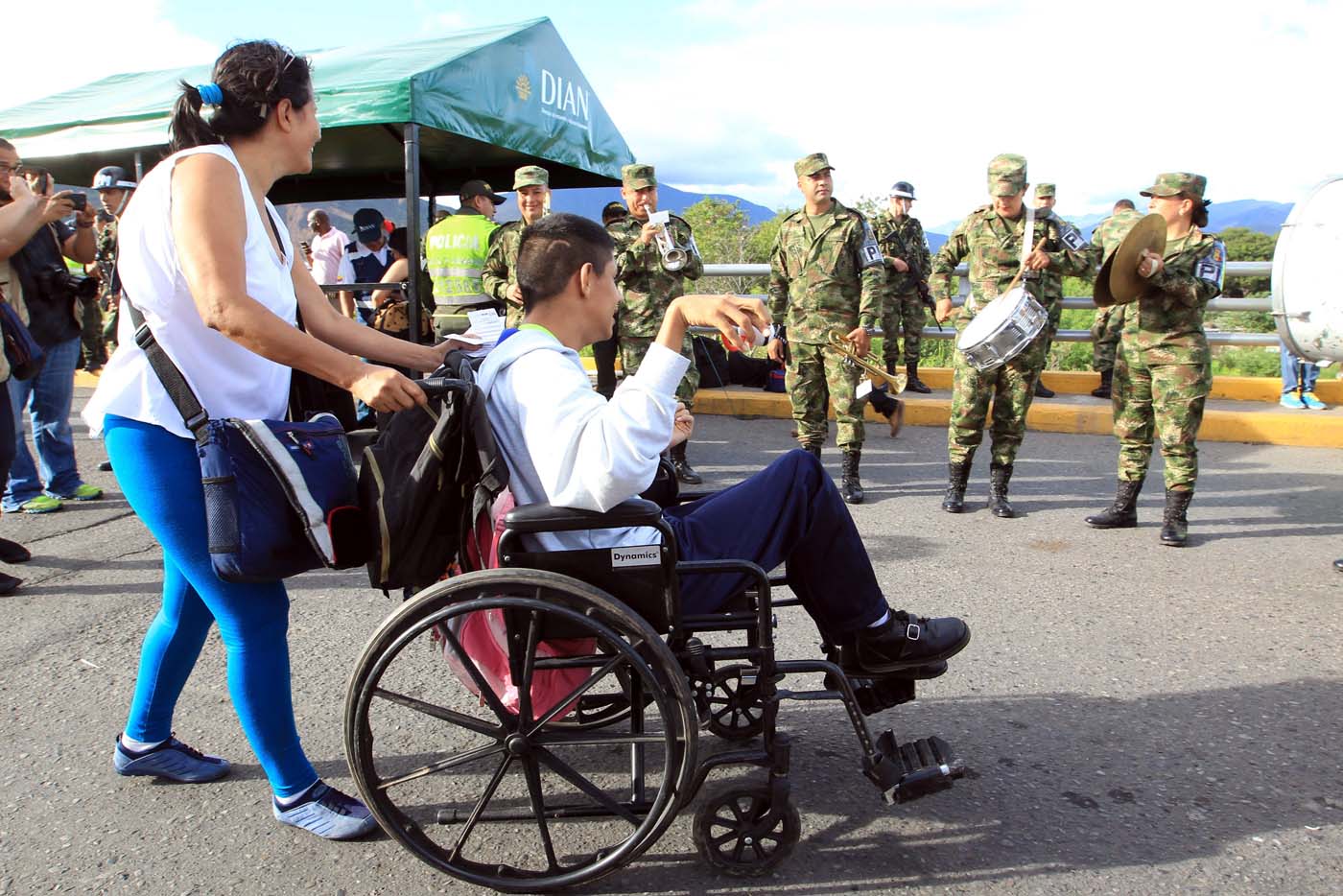 GRA103. CÚCUTA (COLOMBIA), 13/08/2016.- Ciudadanos procedentes de Venezuela entran a Colombia por el puente Simón Bolívar hoy, sábado 13 de Agosto de 2016 en Cúcuta (Colombia). La frontera de Colombia y Venezuela, que permanecía cerrada desde hace casi un año, fue reabierta hoy al paso peatonal y miles de venezolanos pasaron a la ciudad de Cúcuta para comprar alimentos y medicinas. Horas antes de la apertura, que se produjo a las 05.00 hora colombiana (10.00 GMT) tal y como estaba previsto, miles de personas se reunieron en el lado venezolano del Puente Internacional Simón Bolívar, que une la localidad colombiana de Cúcuta y la venezolana de San Antonio, según pudo constatar Efe. EFE/Mauricio Dueñas Castañeda