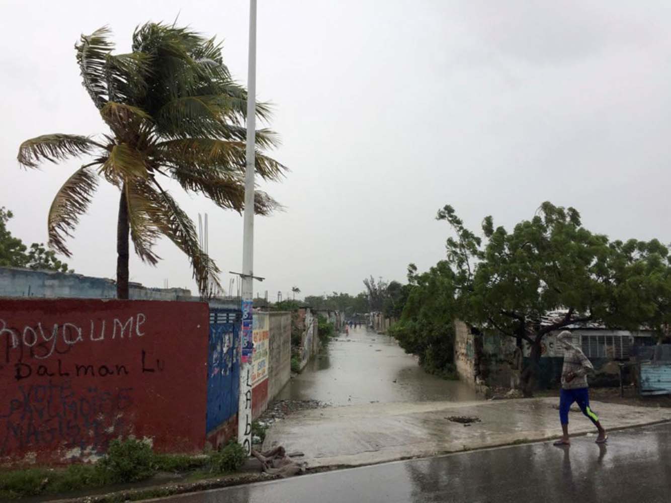 Una calle inundada por el paso del huracán Matthew en Puerto Príncipe, oct 4, 2016. El ojo del poderoso huracán Matthew, el más feroz en azotar el Caribe en casi una década, se trasladaba sobre el Golfo de Gonave, en Haití, dirigiéndose hacia la zona oriental de Cuba, dijo el martes el Centro Nacional de Huracanes (CNH), con sede en Miami. REUTERS/Carlos Garcia Rawlins