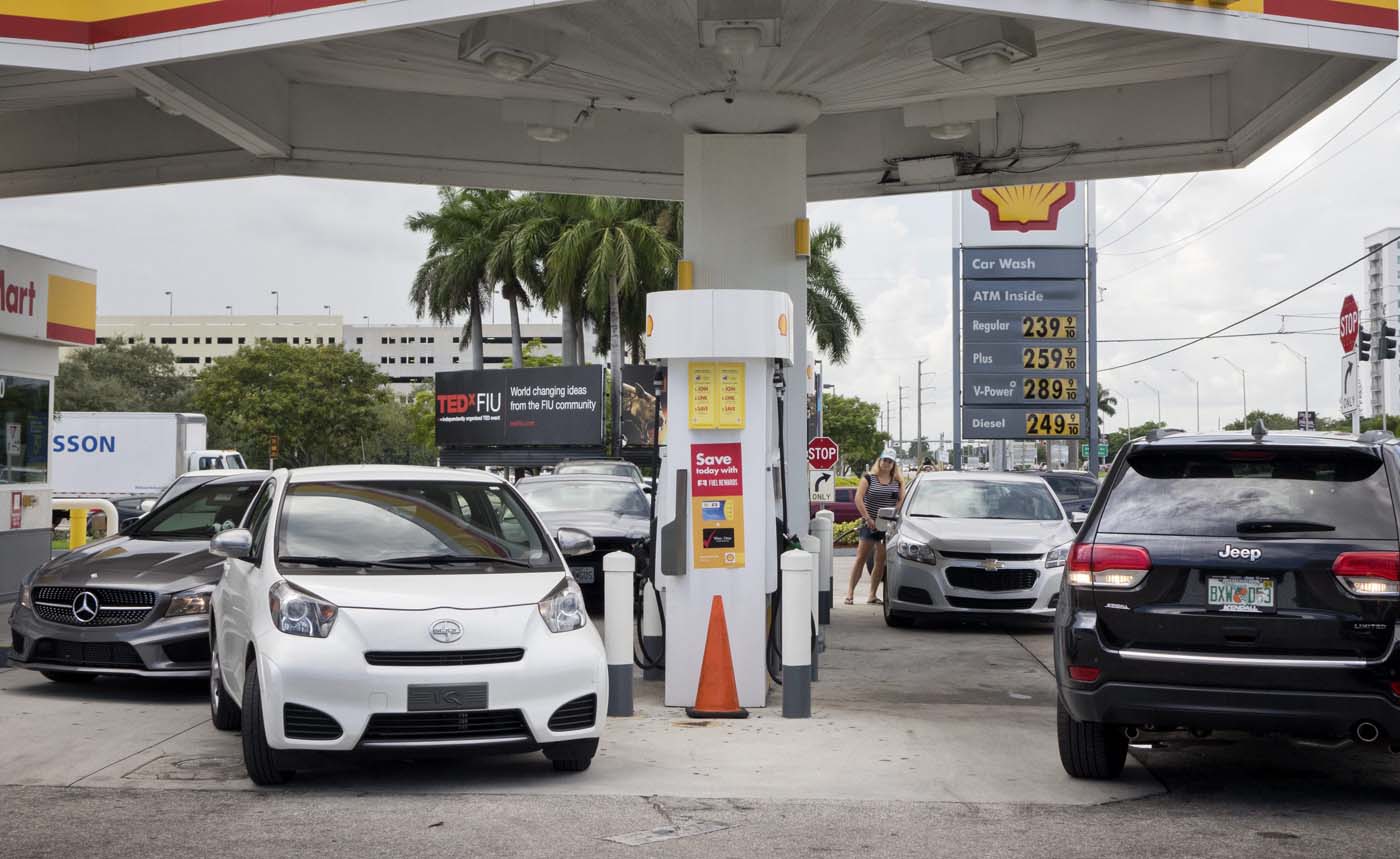 MIA09. MIAMI GARDENS (EE.UU.), 05/10/2016.- Fotografía de una vehiculos haciendo fila para comprar combustible en una estación de gasolina hoy, miércoles 5 de octubre de 2016, en Miami Gardens (EE.UU.). El poderoso huracán Matthew, que perdió algo de intensidad tras haber azotado el martes por la noche el extremo oriental de Cuba, deja sentir sus efectos sobre Bahamas, desde donde avanzará luego hacia la costa este de Florida, informó el Centro Nacional de Huracanes (CNH) de EE.UU. EFE/CRISTOBAL HERRERA