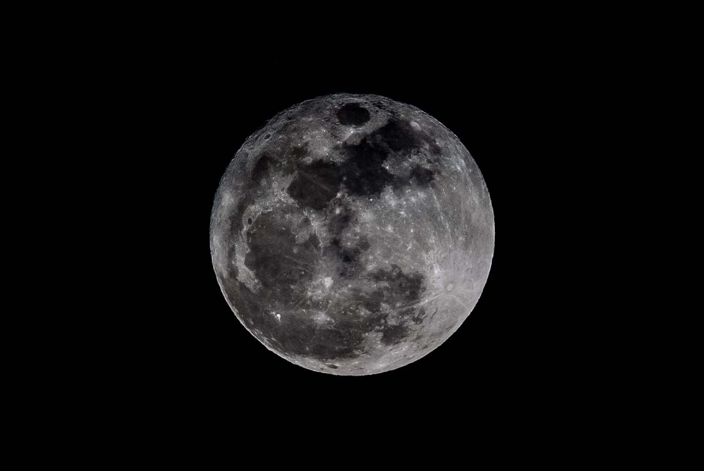 CAR01. CARACAS (VENEZUELA) 14/11/2016.- La superluna es vista hoy, lunes 14 de noviembre del 2016, en Caracas (Venezuela). De Filipinas a Chile, las espectaculares imágenes de la superluna se multiplican hoy en las redes sociales y en todos los medios de comunicación, tomadas por profesionales o por aficionados, todos seducidos por el embrujo de la más grande y brillante luna que se verá en casi un siglo. EFE/MIGUEL GUTIÉRREZ