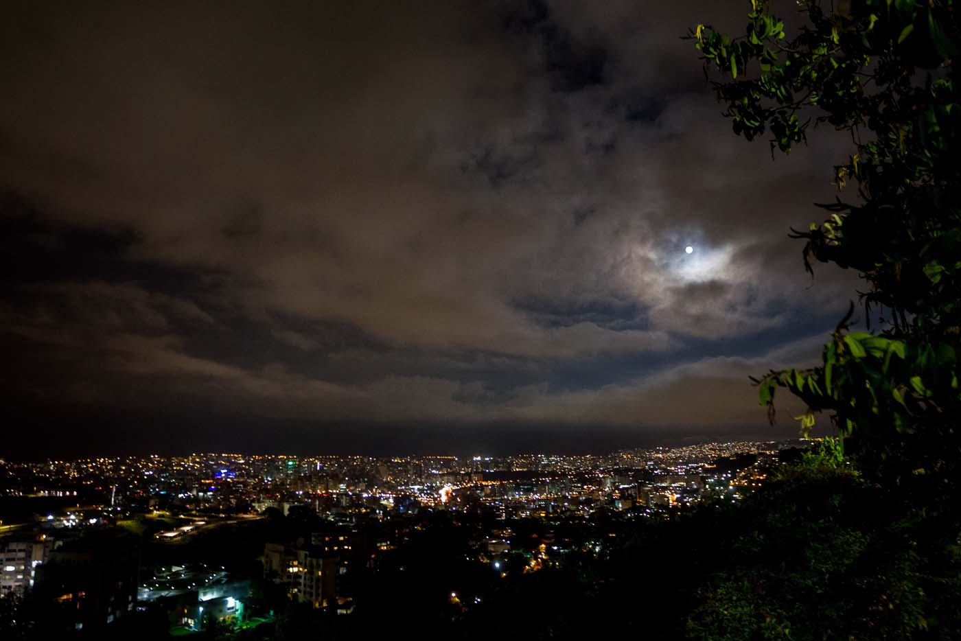 CAR01. CARACAS (VENEZUELA) 14/11/2016.- La superluna es vista hoy, lunes 14 de noviembre del 2016, en Caracas (Venezuela). De Filipinas a Chile, las espectaculares imágenes de la superluna se multiplican hoy en las redes sociales y en todos los medios de comunicación, tomadas por profesionales o por aficionados, todos seducidos por el embrujo de la más grande y brillante luna que se verá en casi un siglo. EFE/MIGUEL GUTIÉRREZ