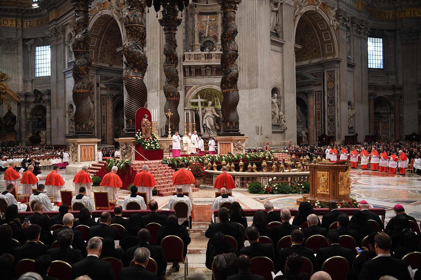 . Vatican City (Vatican City State (holy See)), 19/11/2016.- Pope Francis (C) presides the Consistory ceremony in Vatican, 19 November 2016. Pope Francis has named 17 new cardinals, 13 of them under age 80 and thus eligible to vote in a conclave to elect his successor. (Papa) EFE/EPA/MAURIZIO BRAMBATTI