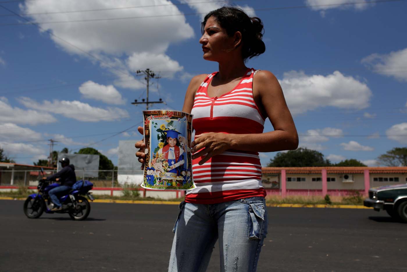 An aunt of Eliannys Vivas collects money to pay a loan used for the funeral of Eliannys, who died from diphtheria, along a main street in Pariaguan, Venezuela January 26, 2017. Picture taken January 26, 2017. REUTERS/Marco Bello