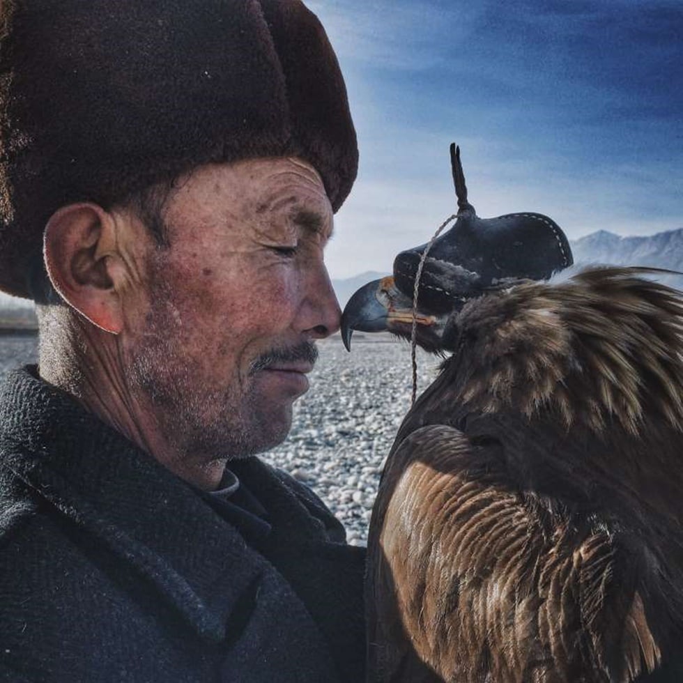 "Los valientes y sabios Khalkhas viven a lo largo de las montañas en el sur de Xinjiang y son compañeros de las águilas. Consideran águilas como sus hijos y los entrenan durante muchos años para cazar. Este hombre de 70 años es rígido y solemne delante de su familia y amigos, pero cuando está con su amado águila, la esquina de su boca se curva. Cuando las águilas llegan a la edad de apareamiento, aunque él es muy renuente, el hombre libera las águilas de nuevo en la naturaleza de modo que puedan prosperar. Un corazón suave y un amor exquisito están cubiertos por su rostro golpeado por el tiempo. Es un hombre duro con un corazón tierno".