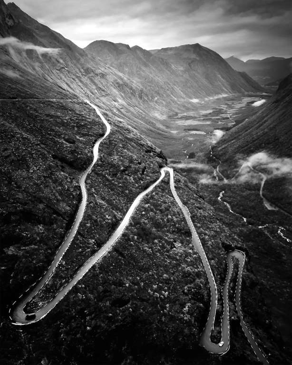 SEGUNDO LUGAR, PAISAJE "Tomé esta foto el año pasado, en octubre de 2015 mientras disfrutaba mis vacaciones en Noruega. Me pareció un sueño ver este extraordinario camino entre un hermoso paisaje de montañas ".