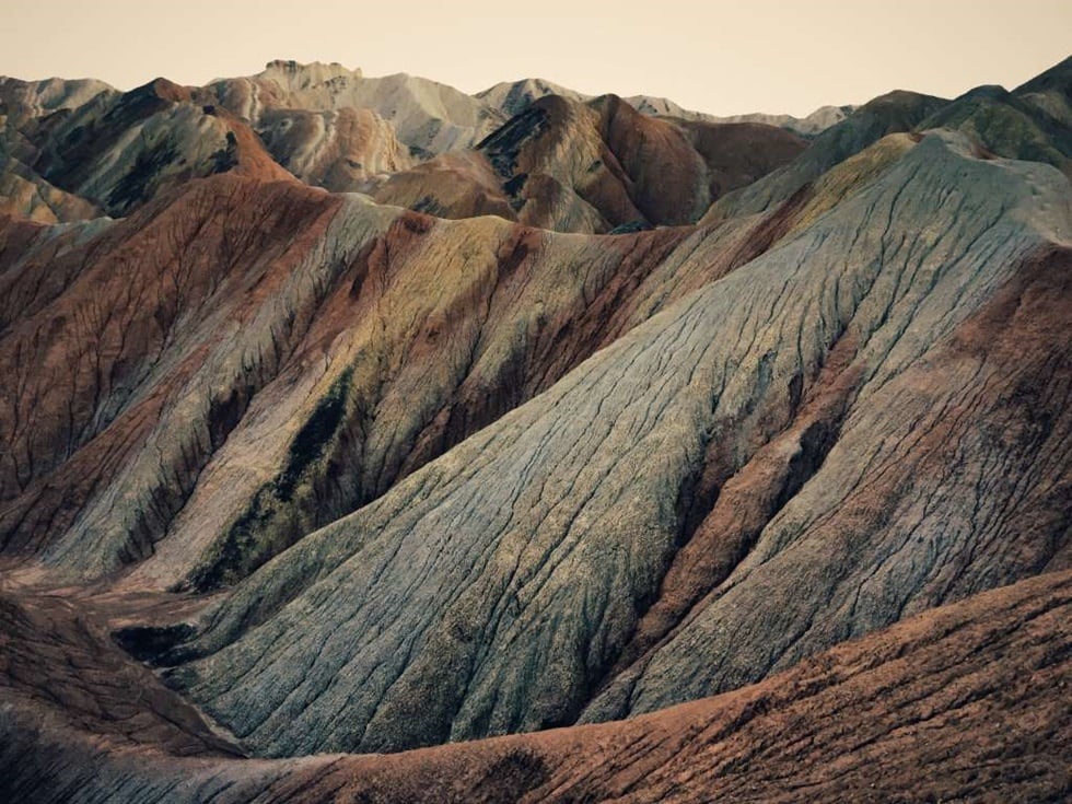 TERCER LUGAR, PAISAJE "Tomé esta foto cuando estaba a punto de regresar al hotel después de un día entero de rodaje. El sol descendía y el cielo se desvaneció lentamente en la oscuridad. Era una forma de tierra única".