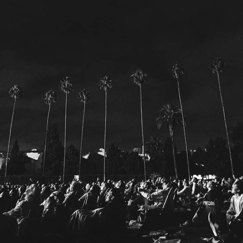 SEGUNDO LUGAR, ESTILO DE VIDA "Esto fue tomado en el Hollywood Forever Cemetery durante una proyección de Goonies. Unas pocas noches cada verano hay un evento llamado Cinespia donde proyectan una vieja película en el lado de un gran mausoleo que está en la parte posterior del cementerio. La gente trae comida y mantas, acampar en un césped y ver una película juntos. Es genial. Alrededor de la mitad de la película miré y vi que la audiencia estaba teniendo una experiencia realmente encantadora. Estaba oscuro, así que no estaba seguro si podría conseguir algo, pero la pantalla se iluminó en el momento adecuado y funcionó ".