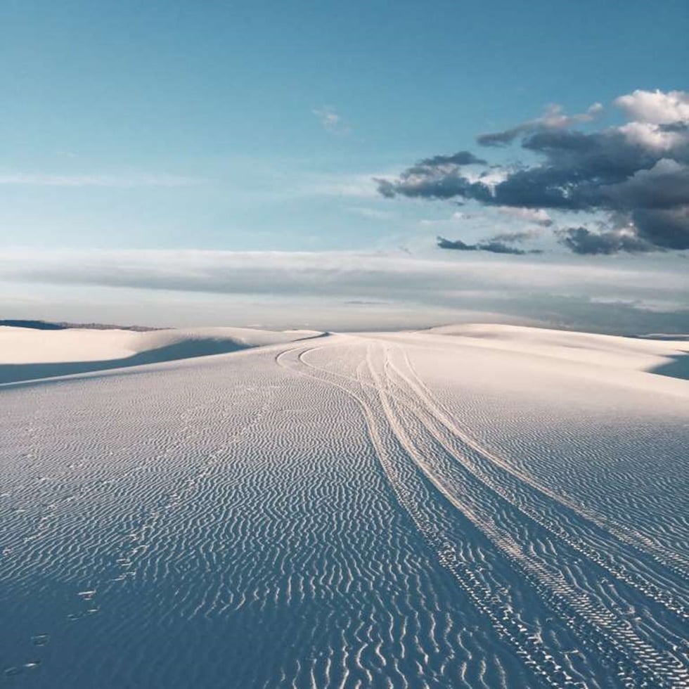 PRIMER LUGAR, NATURALEZA "Fue durante la puesta de sol en White Sand National Monument, Nuevo México. Yo estaba un poco perdido desde que salí de la pista y mi iPhone no tenía ninguna señal en absoluto, lo único que podía hacer era seguir las marcas de ruedas y huellas dejadas por otros, se convirtieron en la única guía en la que podía confiar para llevarme a través de este desierto blanco, y para ayudarme a luchar con mi soledad e impotencia".