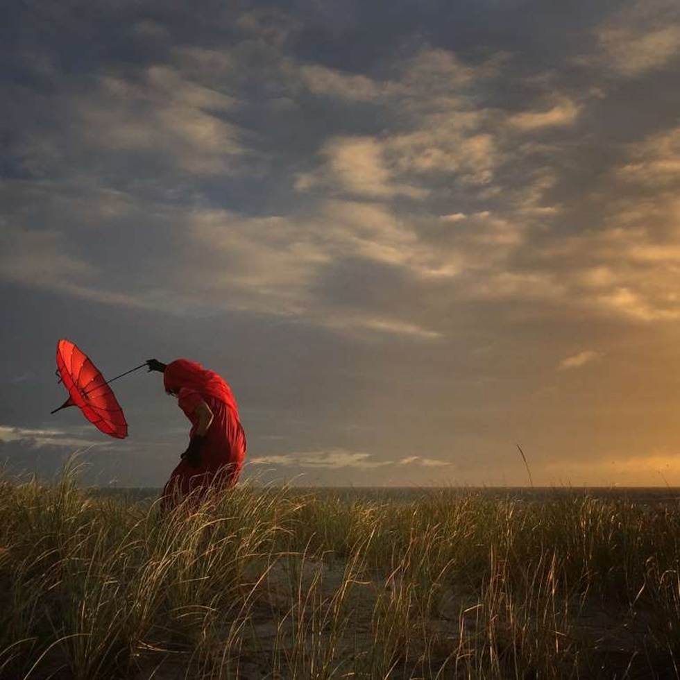 "Estuve en un taller de iPhone y reunión con un amigo y maestro en Cape Cod. Todos salimos a fotografiar la puesta de sol perfecta. Tiendo a traer unas cuantas cosas cuando viajo, siendo uno este maravilloso paraguas rojo. Cuando otros disparan los atardeceres y hermosos paisajes, me gusta fotografiar algunos aspectos humanos en estas escenas".