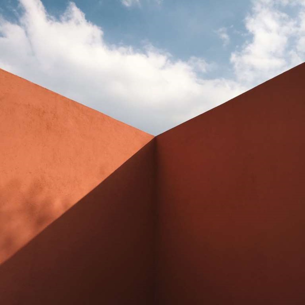 "La foto fue tomada cuando estaba visitando Casa Prieto López en la Ciudad de México, diseñada por el legendario arquitecto mexicano Luis Barragán. De pie en este espacio, me maravillé de lo elegantemente que estas paredes capturan la sombra y cortan el cielo, el tiempo se hace casi visible a través de la sombra que se mueve lentamente y nubes a la deriva.