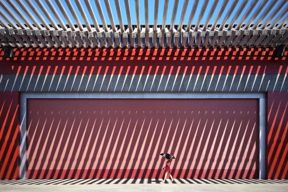 "La foto 'China Red' fue tomada en el Parque Olímpico de Beijing, frente a esta muralla roja china tradicional. Me fascinó el gran efecto visual que fue creado por las luces y las sombras".