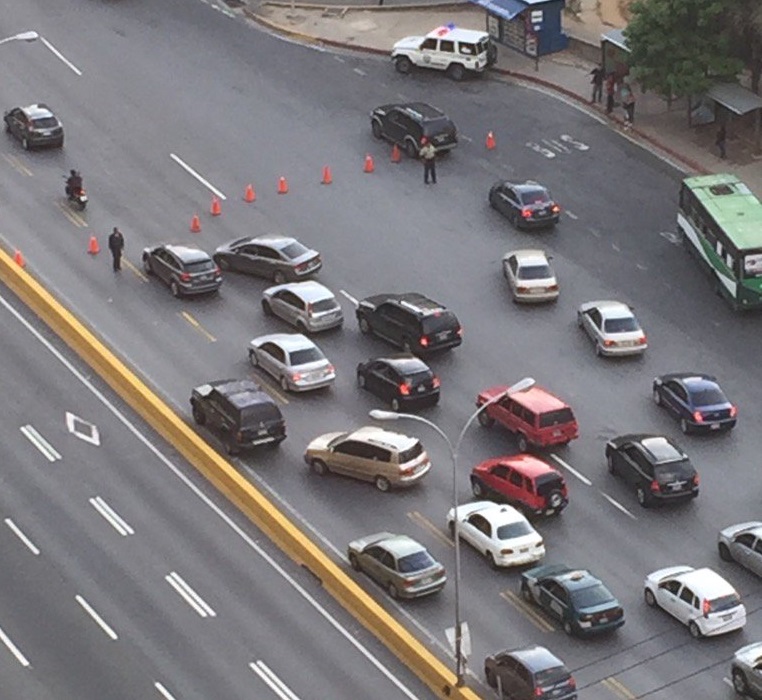 A un canal reducen tránsito en la Prados del Este. (Foto @OctaGarr)