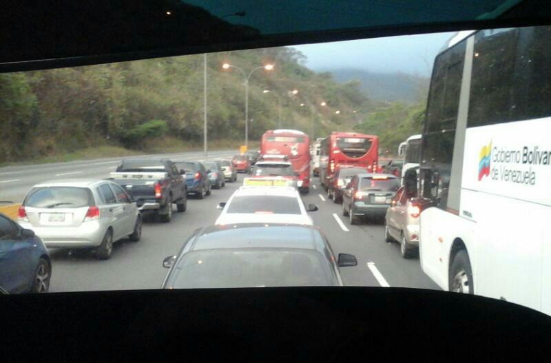 Cola subiendo en la GMA a la altura de Parque Caiza, sentido Caracas. (Foto @pattymediber)