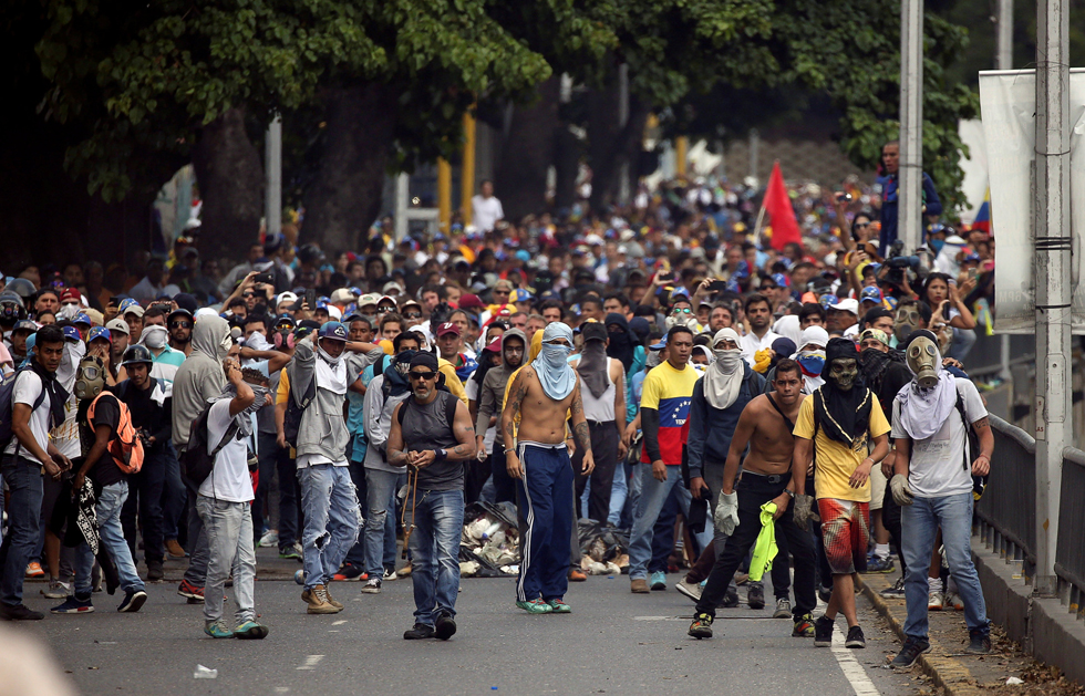 Demonstrators clash with the riot police during a rally in Caracas, Venezuela, April 8, 2017. REUTERS/Carlos Garcia Rawlins