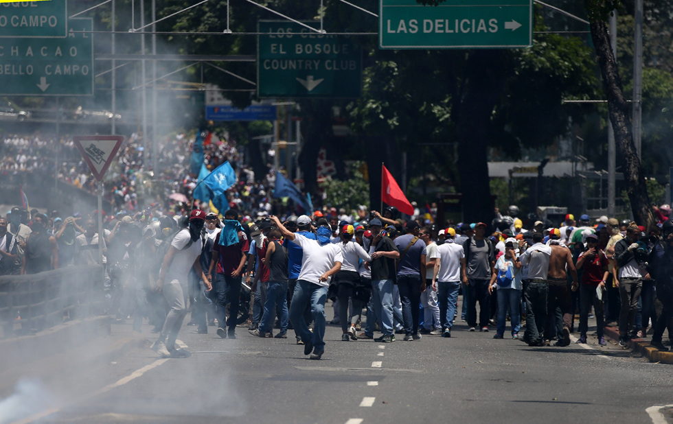 Demonstrators clash with the riot police during a rally in Caracas, Venezuela, April 8, 2017. REUTERS/Carlos Garcia Rawlins