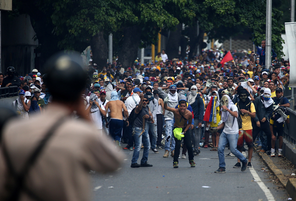 Demonstrators clash with the riot police during a rally in Caracas, Venezuela, April 8, 2017. REUTERS/Carlos Garcia Rawlins TEMPLATE OUT