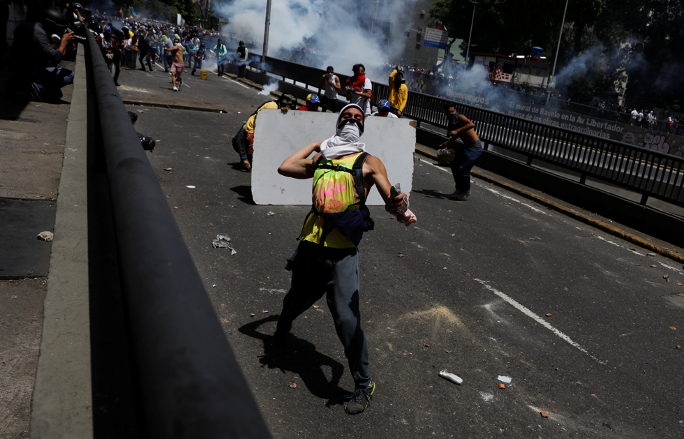 Demonstrators clash with the riot police during a rally in Caracas, Venezuela, April 8, 2017. REUTERS/Carlos Garcia Rawlins