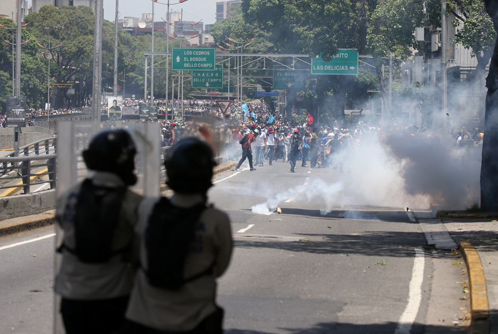 Demonstrators clash with the riot police during a rally in Caracas, Venezuela, April 8, 2017. REUTERS/Carlos Garcia Rawlins