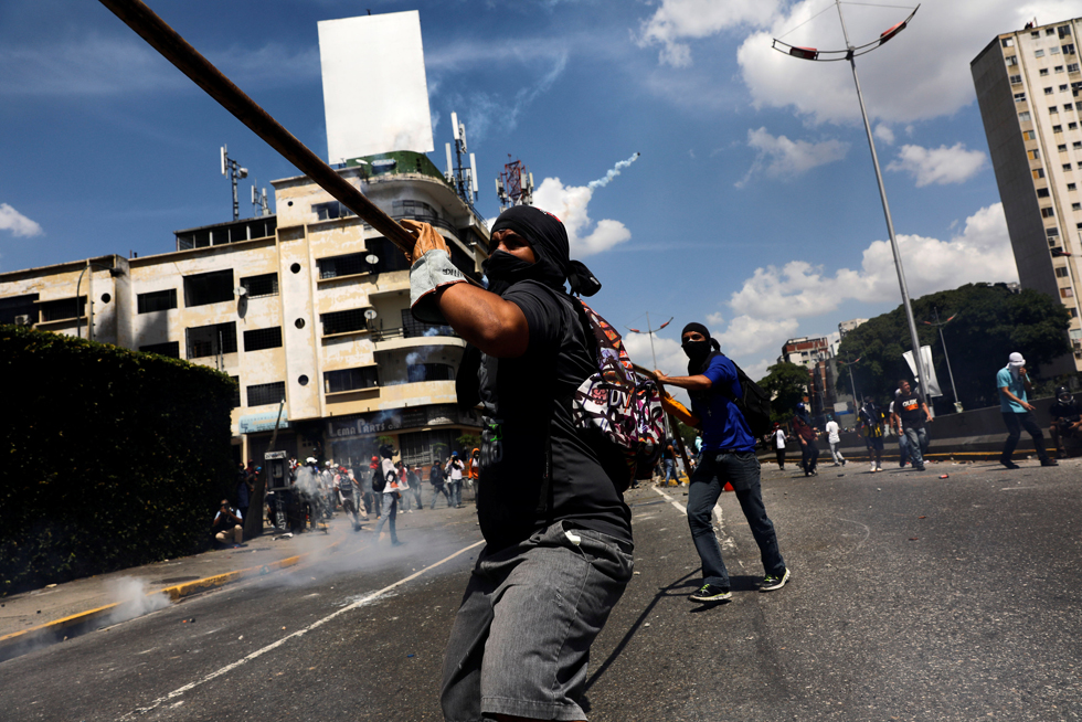 Demonstrators clash with the riot police during a rally in Caracas, Venezuela, April 8, 2017. REUTERS/Carlos Garcia Rawlins