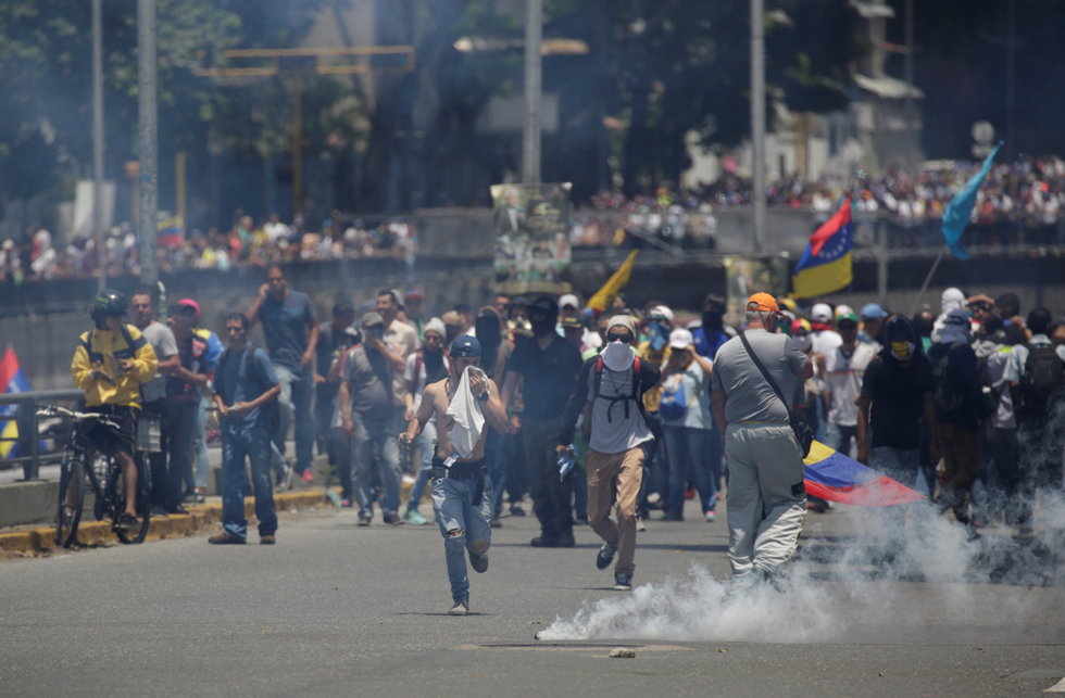 Demonstrators clash with riot police during a rally in Caracas, Venezuela, April 8, 2017. REUTERS/Marco Bello