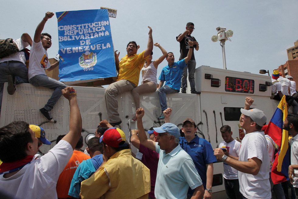 Opposition supporters gather near an anti-riot barricade during a rally against Venezuela's President Nicolas Maduro's government in Maracaibo, Venezuela April 8, 2017. REUTERS/Isaac Urrutia FOR EDITORIAL USE ONLY. NO RESALES. NO ARCHIVES. TPX IMAGES OF THE DAY