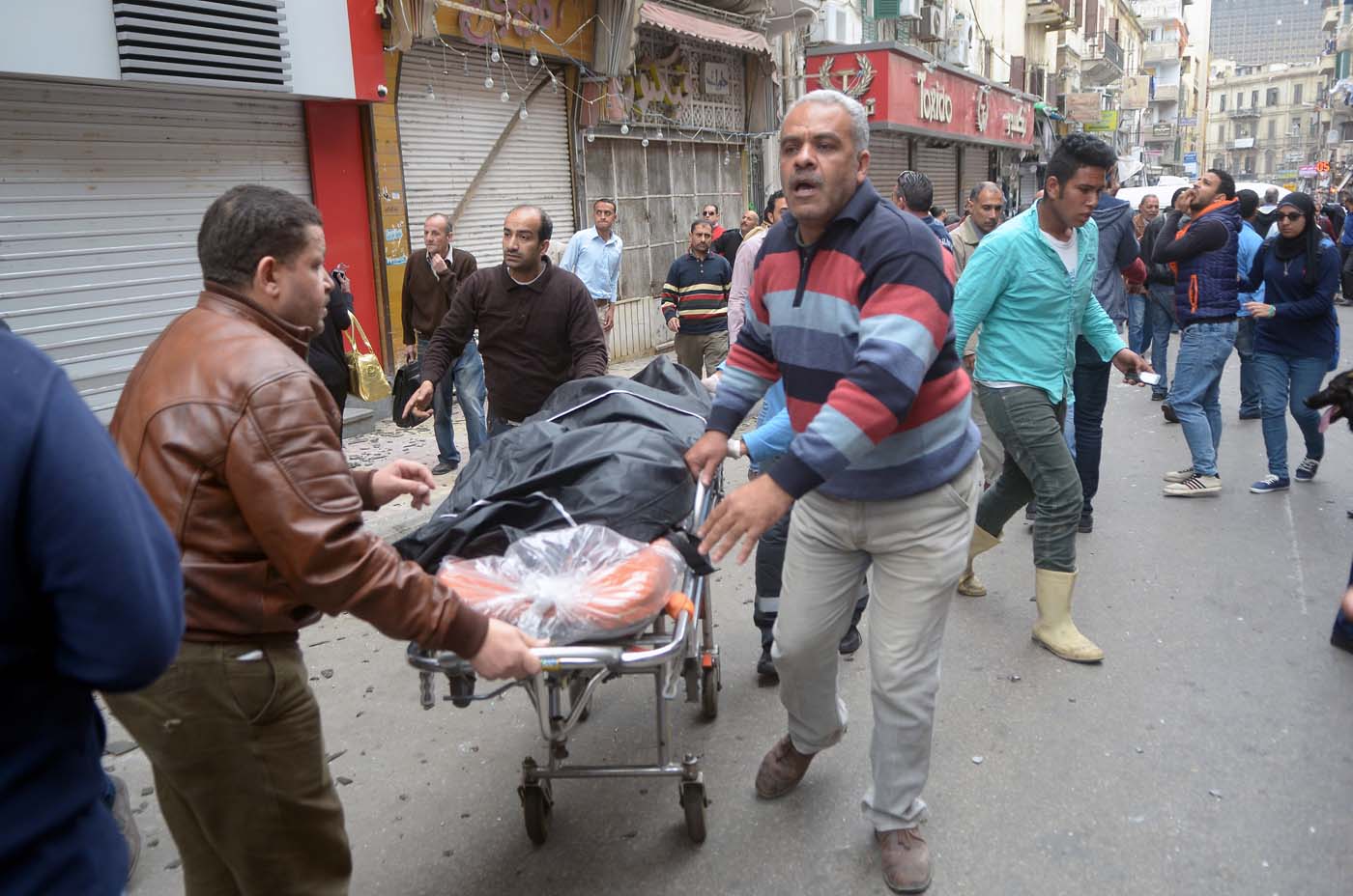 ATTENTION EDITORS - VISUALS COVERAGE OF SCENES OF DEATH AND INJURY Egyptians try to help ambulance to carry body of victims after suicide bomber in front of a church in Alexandria, Egypt, April 9, 2017. REUTERS/Fawzy Abdel Hamied