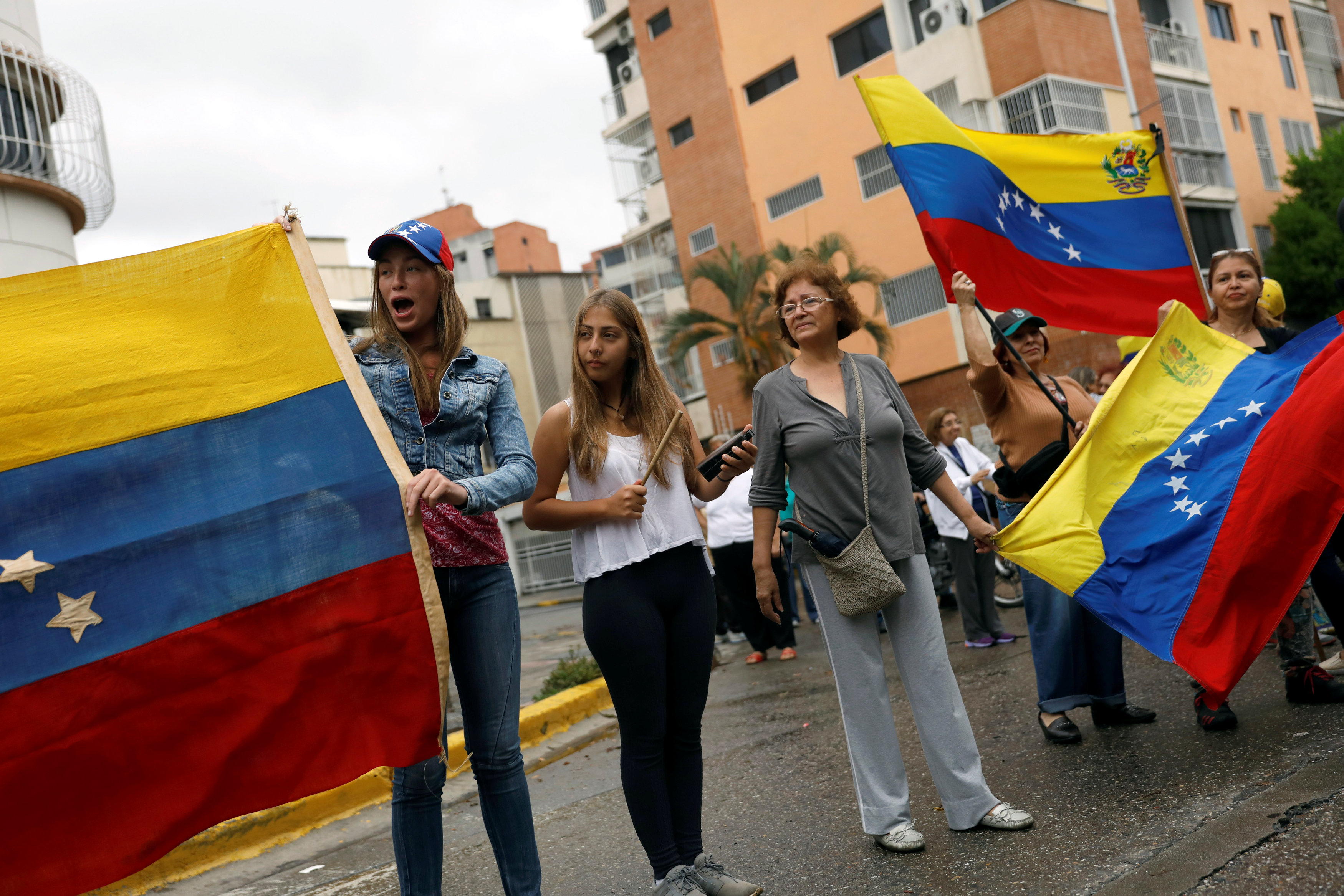 La lluvia de este jueves no impidió la movilización. Foto: REUTERS/Carlos Garcia Rawlins