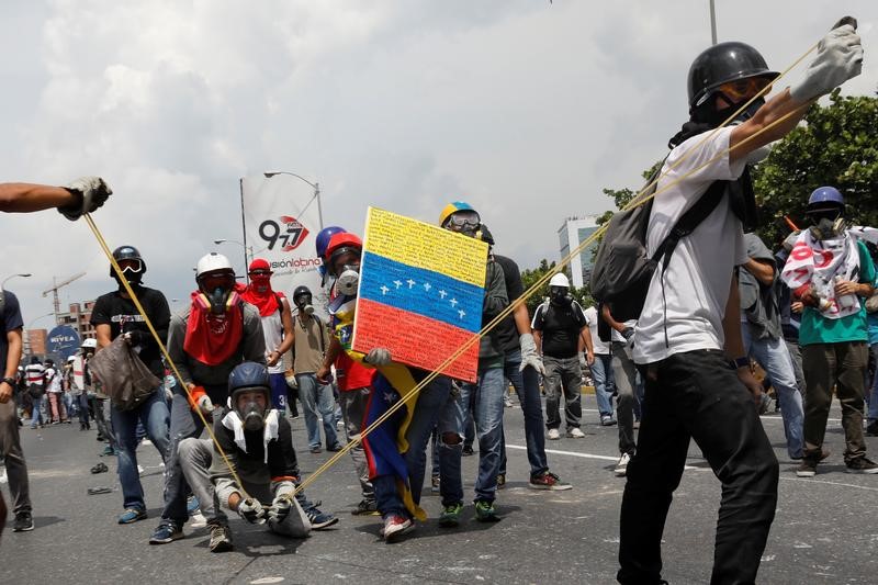 Manifestantes opositores usan una resortera gigante para lanzar "puputov", botellas llenas de excrementos, durante una protesta contra el presidente Nicolás Maduro en Caracas. 10 de mayo de 2017. Un motorista falleció el miércoles en Venezuela tras ser herido de bala en una protesta en la ciudad de Mérida, al occidente del país, informó la Fiscalía, que contabiliza 37 muertos en medio de la persistente ola de protestas antigubernamentales que azota al país sudamericano. REUTERS/Carlos Garcia Rawlins