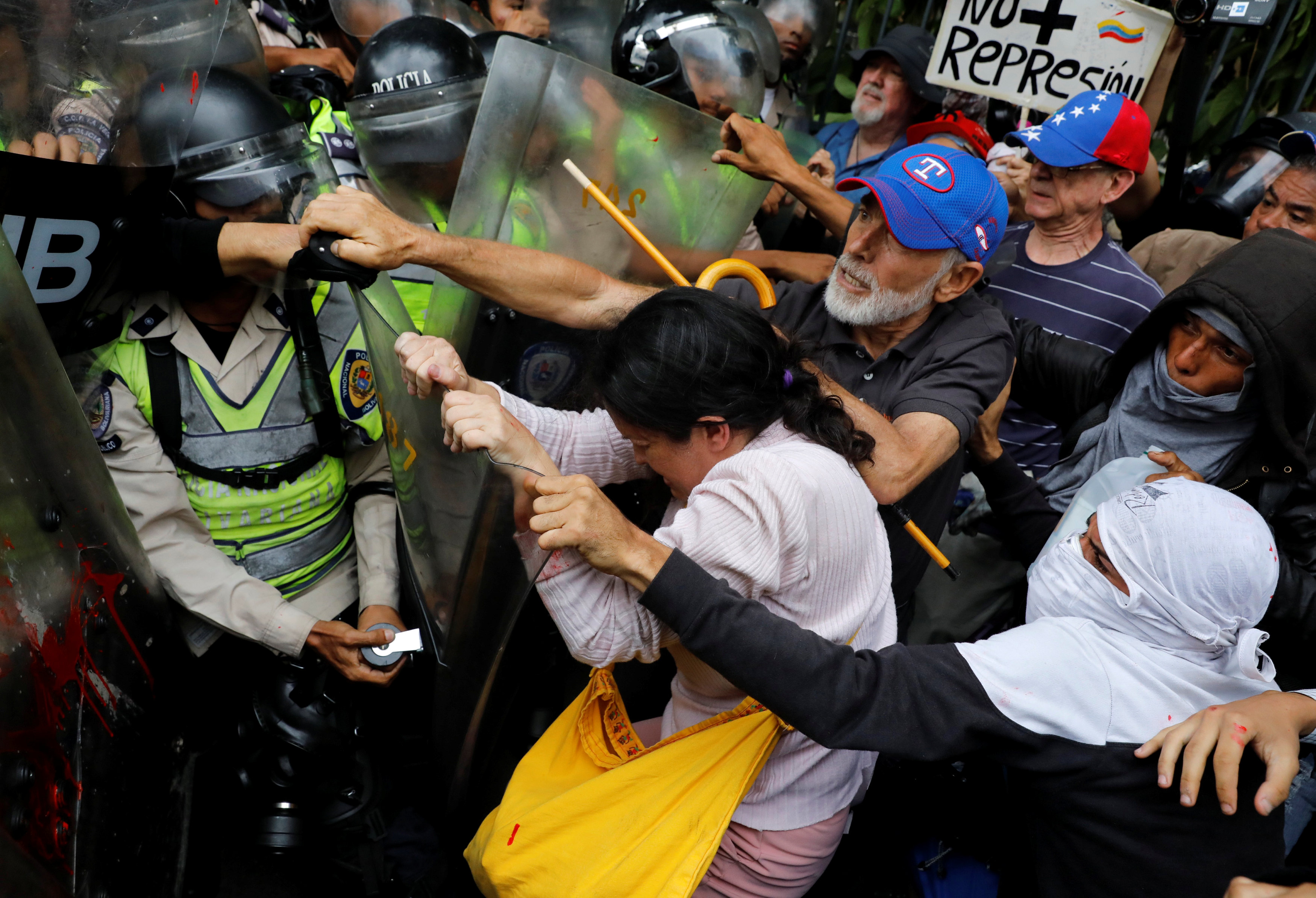 Opposition supporters confront riot security forces while rallying against President Nicolas Maduro in Caracas, Venezuela, May 12, 2017. REUTERS/Carlos Garcia Rawlins