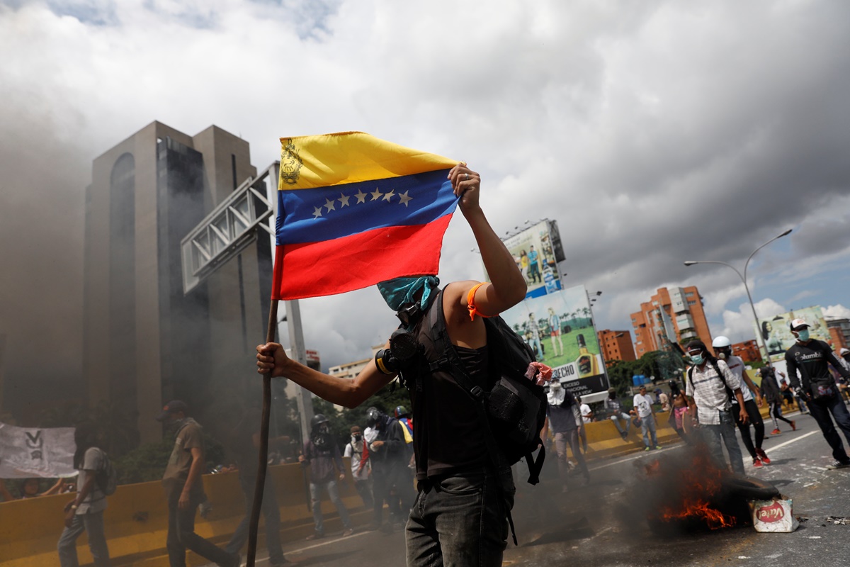 Demonstrators build barricades during a protest against Venezuela's President Nicolas Maduro's government in Caracas, Venezuela, May 13, 2017. REUTERS/Carlos Garcia Rawlins