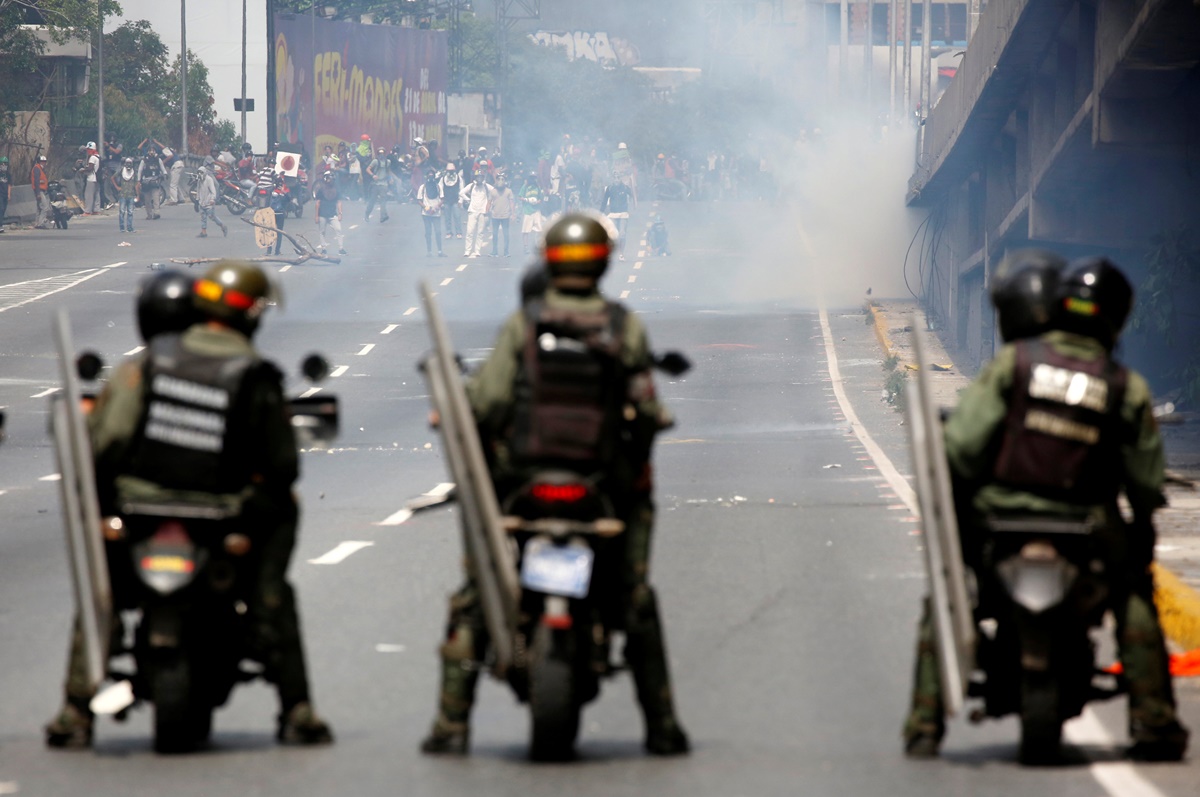 Opposition supporters clash with riot security forces during a protest against Venezuela's President Nicolas Maduro's government in Caracas, Venezuela, May 13, 2017. REUTERS/Carlos Garcia Rawlins