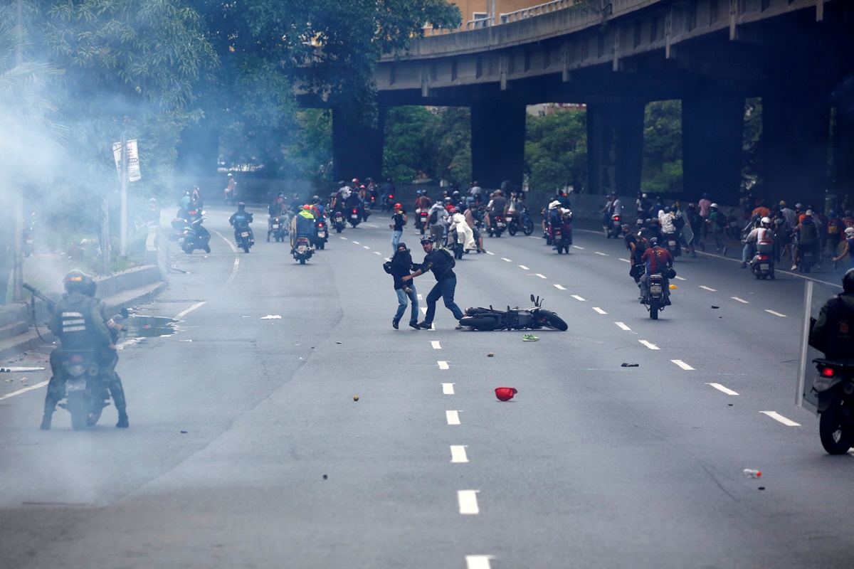 Opposition supporters clash with riot security forces during a protest against Venezuela's President Nicolas Maduro's government in Caracas, Venezuela, May 13, 2017. REUTERS/Carlos Garcia Rawlins