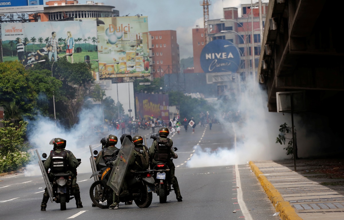 Opposition supporters clash with riot security forces during a protest against Venezuela's President Nicolas Maduro's government in Caracas, Venezuela, May 13, 2017. REUTERS/Carlos Garcia Rawlins