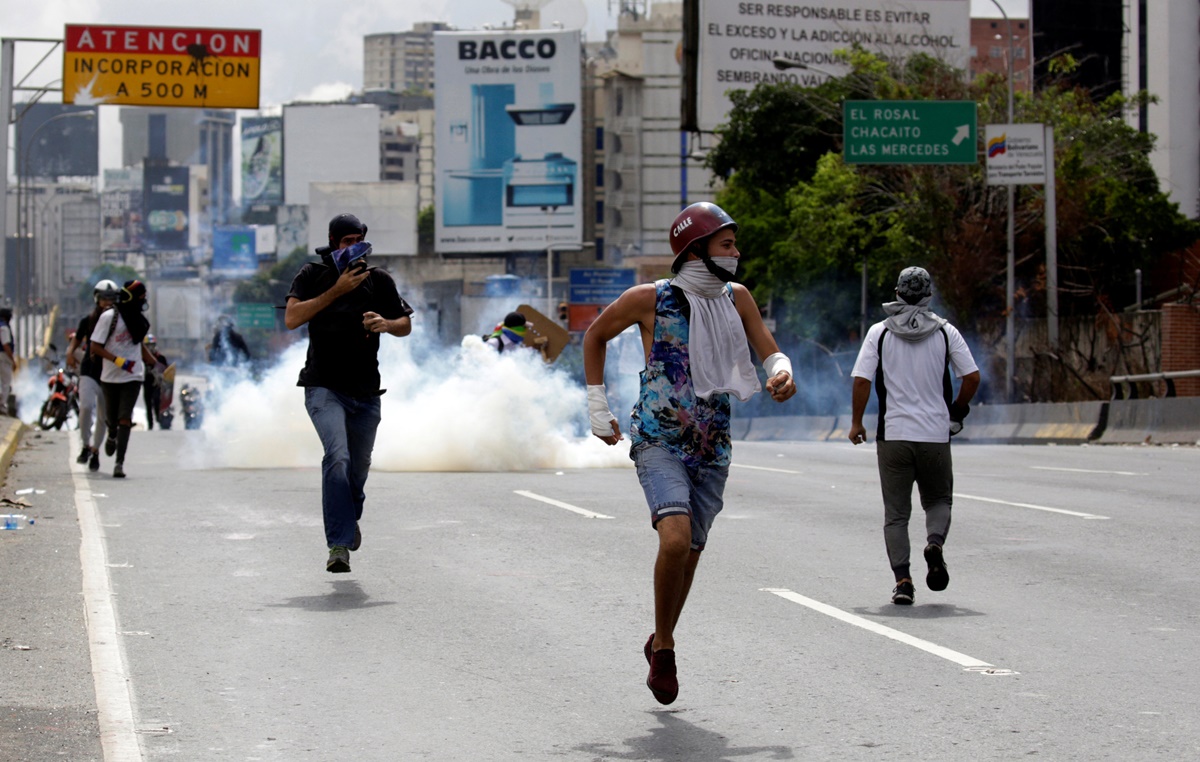 Opposition supporters clash with riot security forces during a protest against Venezuela's President Nicolas Maduro's government in Caracas, Venezuela, May 13, 2017. REUTERS/Marco Bello