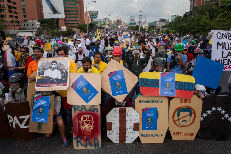 La brutal represión de este #10May que dejó un muerto y más de 160 heridos. EFE