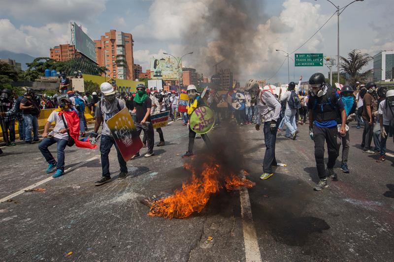 La brutal represión de este #10May que dejó un muerto y más de 160 heridos. EFE