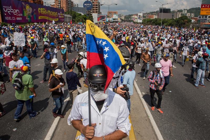 La brutal represión de este #10May que dejó un muerto y más de 160 heridos. EFE