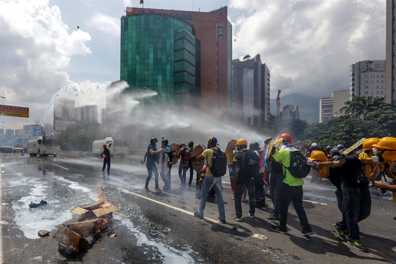 La brutal represión de este #10May que dejó un muerto y más de 160 heridos. EFE