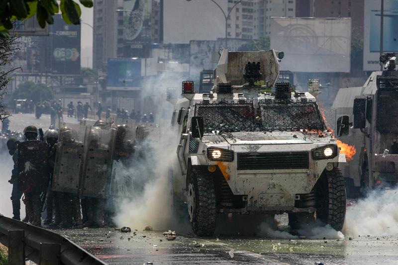 La brutal represión de este #10May que dejó un muerto y más de 160 heridos. EFE