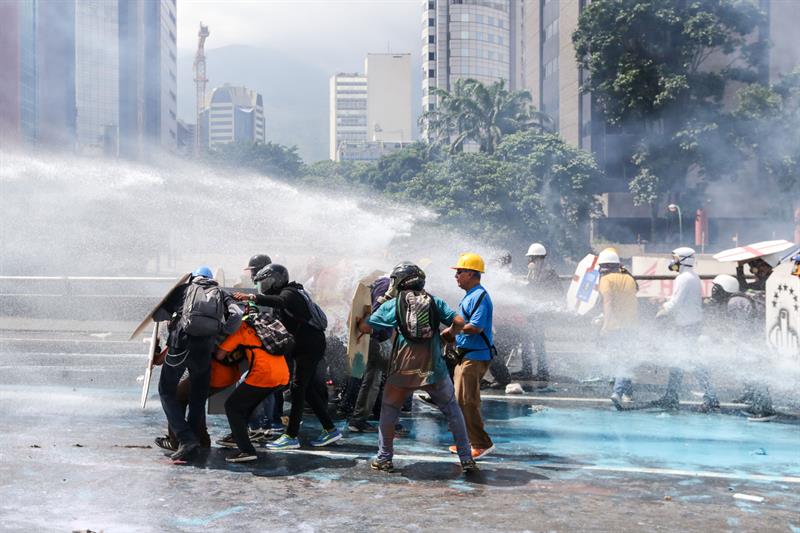 La brutal represión de este #10May que dejó un muerto y más de 160 heridos. EFE