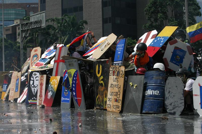 La brutal represión de este #10May que dejó un muerto y más de 160 heridos. EFE