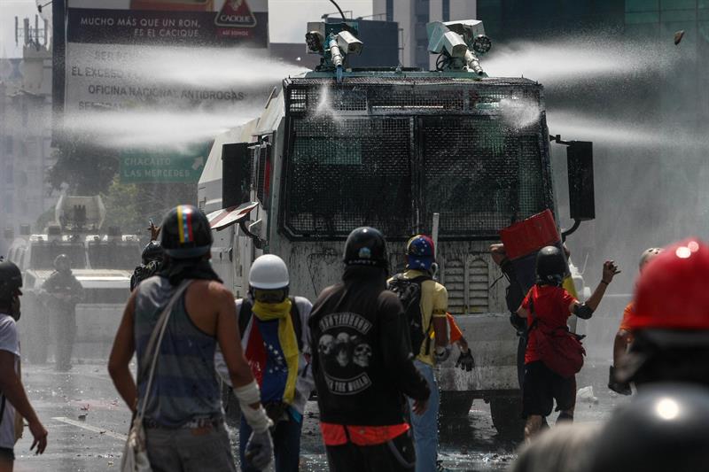 La brutal represión de este #10May que dejó un muerto y más de 160 heridos. EFE